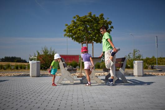 Malé děti: Při delší cestě malých dětí jsou třeba časté přestávky, na kterých je dobré děti vyndávat ze sedačky Malé děti: Při delší cestě malých dětí jsou třeba časté přestávky, na kterých je dobré děti vyndávat ze sedačky