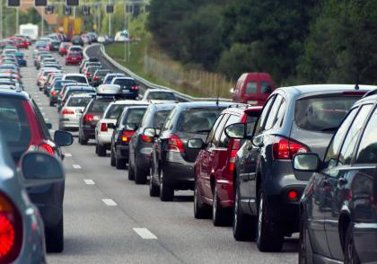 Vyhněte se kolonám a uzavírkám. Plánujte si trasu dopředu. Vyhněte se kolonám a uzavírkám. Plánujte si trasu dopředu.