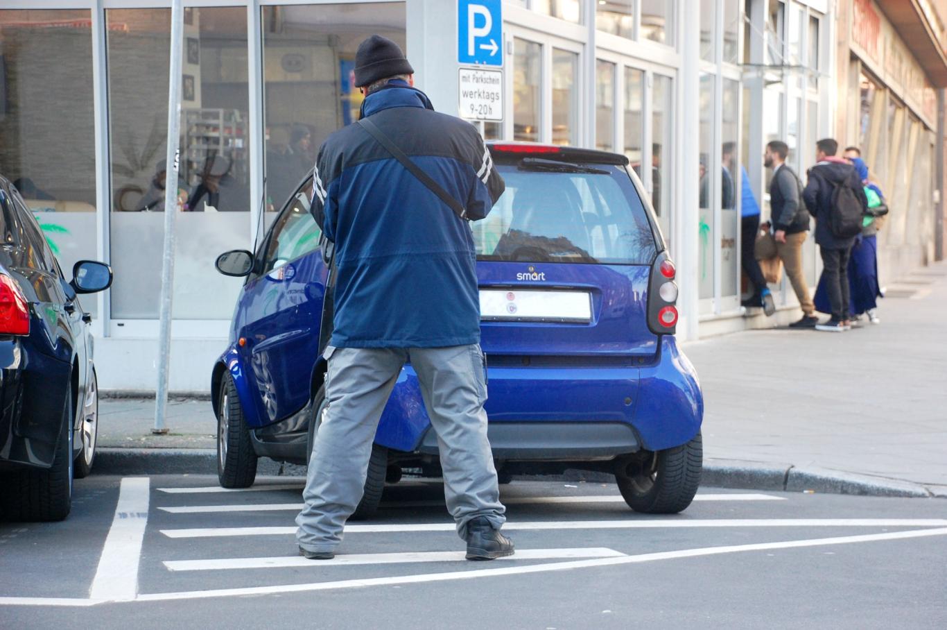 Zakázané stání na značce "Šikmé rovnoběžné čáry" Zakázané stání na značce "Šikmé rovnoběžné čáry"