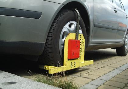 Stále mnoho řidičů parkuje na místech, kde je to zakázané a nebezpečné Stále mnoho řidičů parkuje na místech, kde je to zakázané a nebezpečné