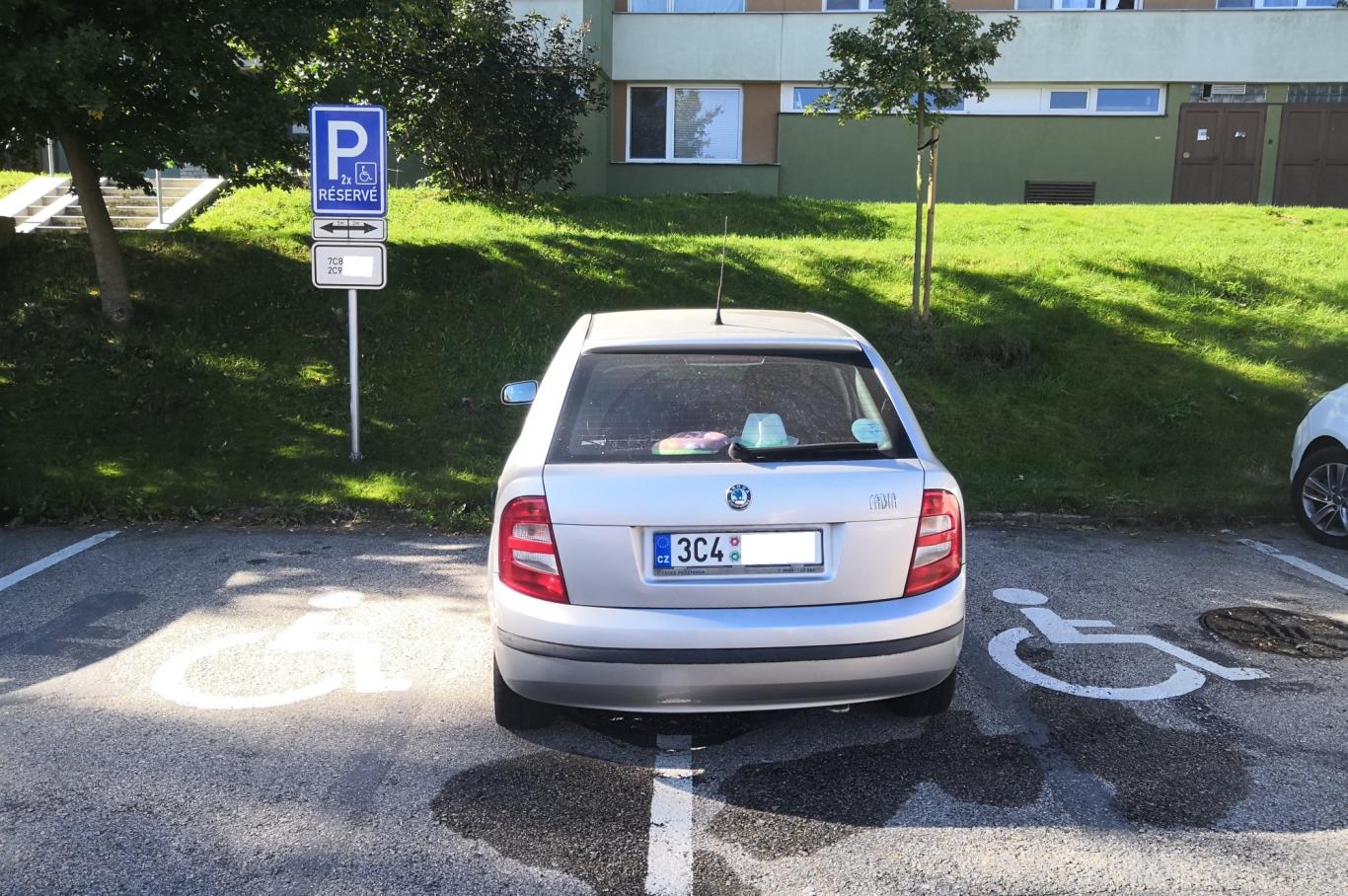 Zakázané stání na místě pro vozíčkáře Zakázané stání na místě pro vozíčkáře