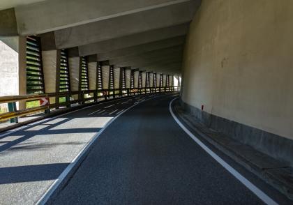 Víte, jaká jsou pravidla pro jízdu a zastavení v tunelu? Víte, jaká jsou pravidla pro jízdu a zastavení v tunelu?