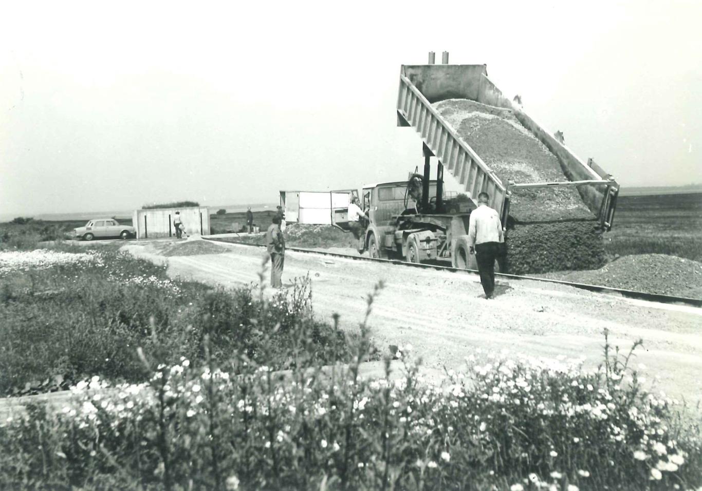 Vlastnoruční výstavba zkušební dráhy na Ruzyňském letišti pracovníky ÚVMV