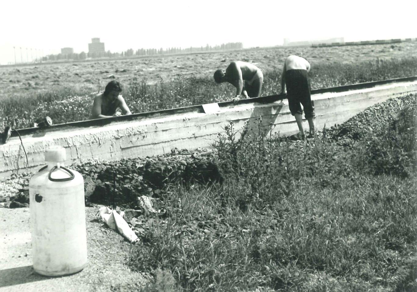 Vlastnoruční výstavba zkušební dráhy na Ruzyňském letišti pracovníky ÚVMV