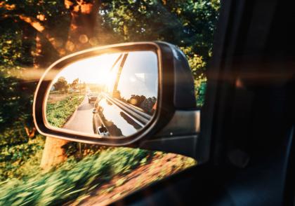 Nepoužívání zrcátek – skrytá hrozba na silnicích Nepoužívání zrcátek – skrytá hrozba na silnicích