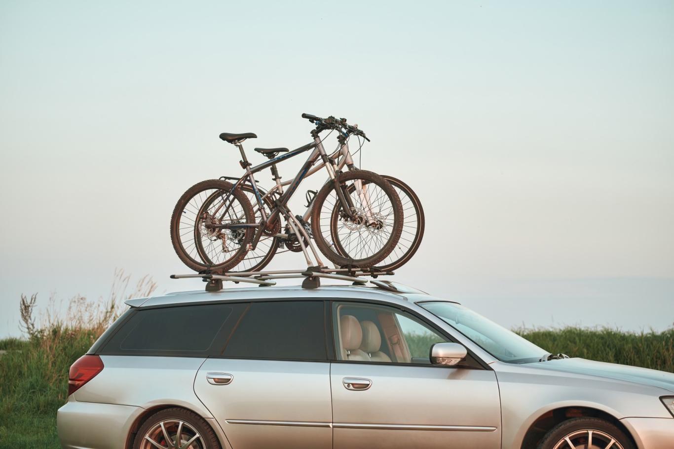 Přeprava kola na střeše auta Přeprava kola na střeše auta