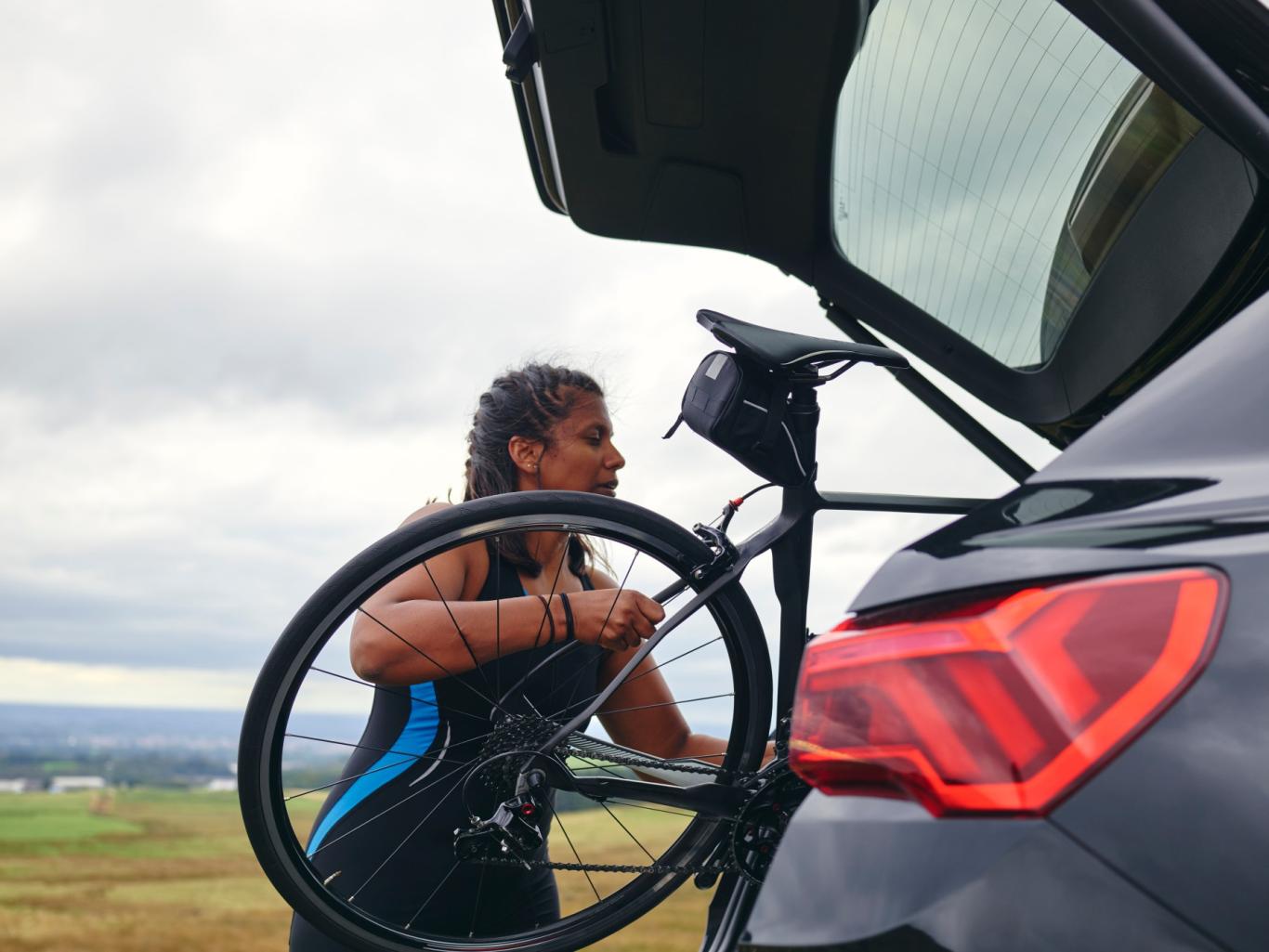 Přeprava kola uvnitř auta Přeprava kola uvnitř auta