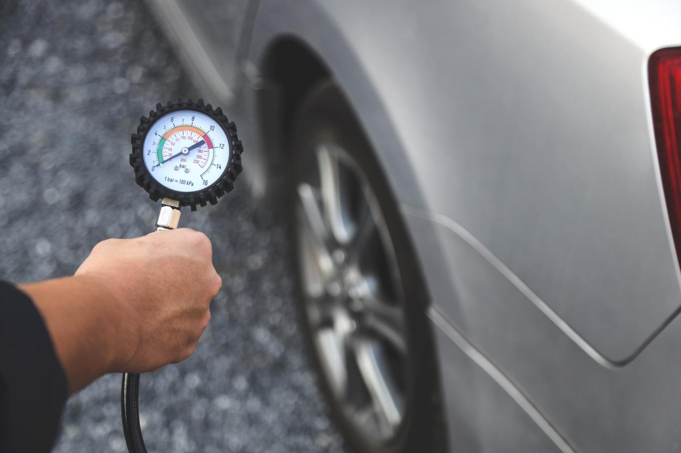 Kdy a jak kontrolovat tlak v pneumatikách Kdy a jak kontrolovat tlak v pneumatikách