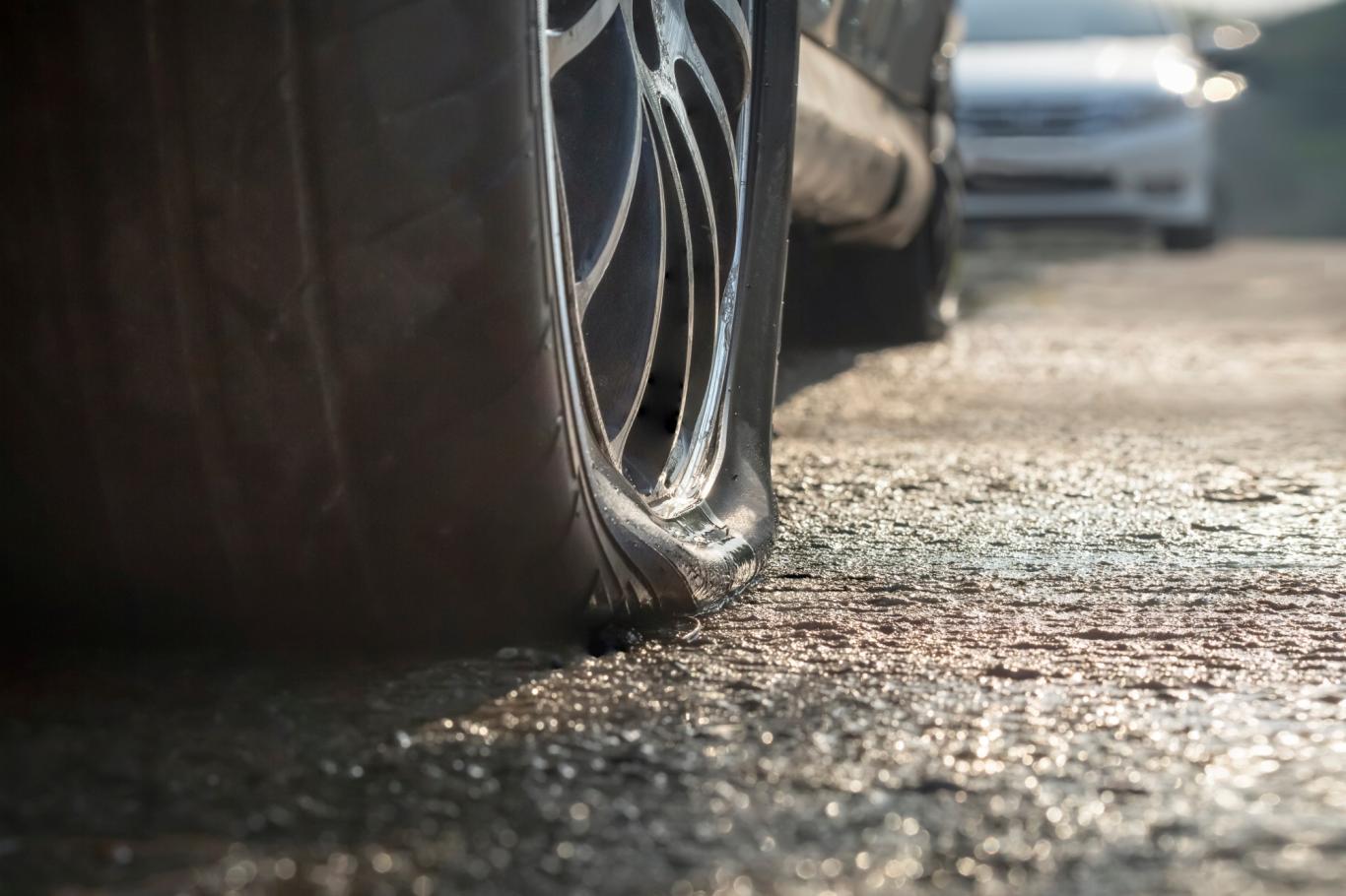 Příliš nízký tlak v pneumatikách Příliš nízký tlak v pneumatikách