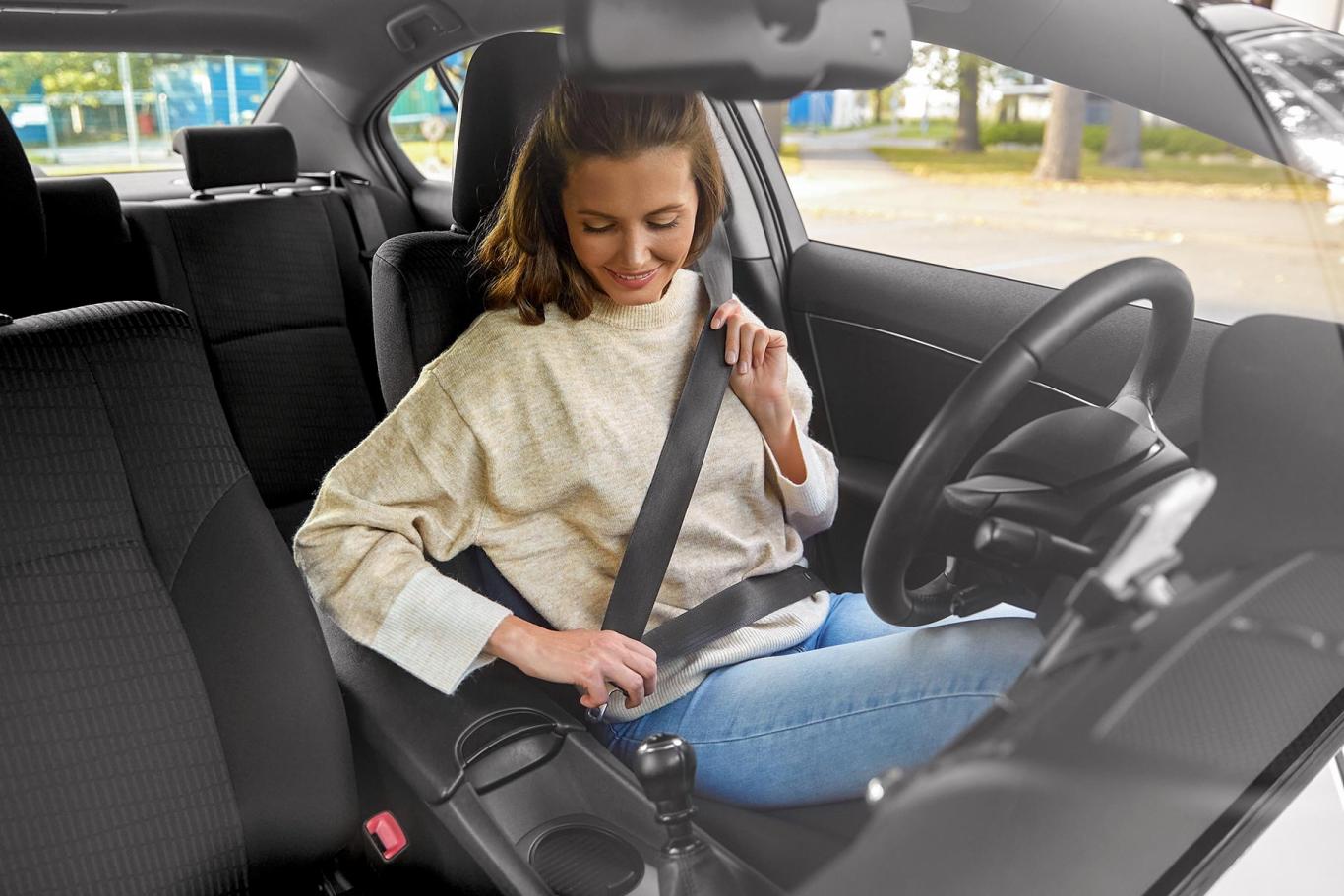 Poutání v autě bezpečnostním pásem Poutání v autě bezpečnostním pásem