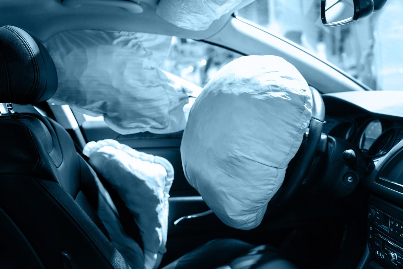 Nafouknutý airbag v autě Nafouknutý airbag v autě