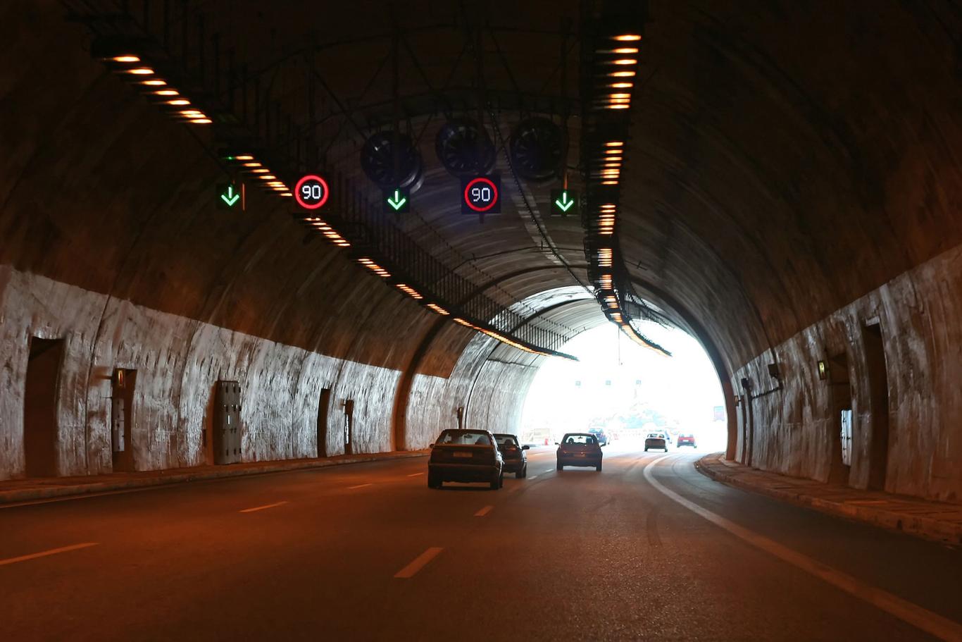 Denní svícení v tunelu nestačí Denní svícení v tunelu nestačí