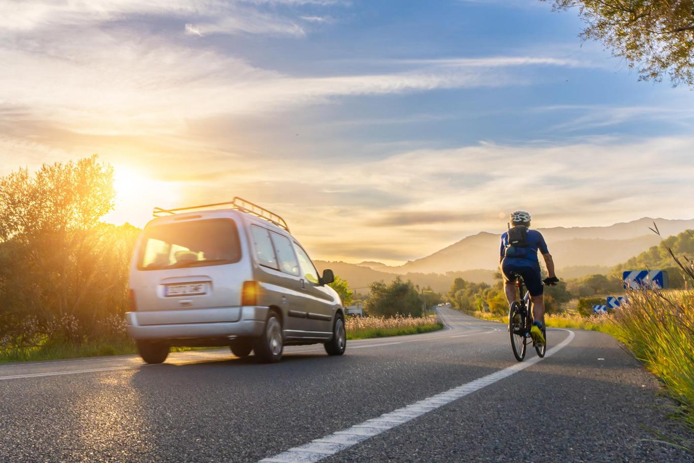 Ohleduplnost - bezpečná vzdálenost od cyklisty Ohleduplnost - bezpečná vzdálenost od cyklisty
