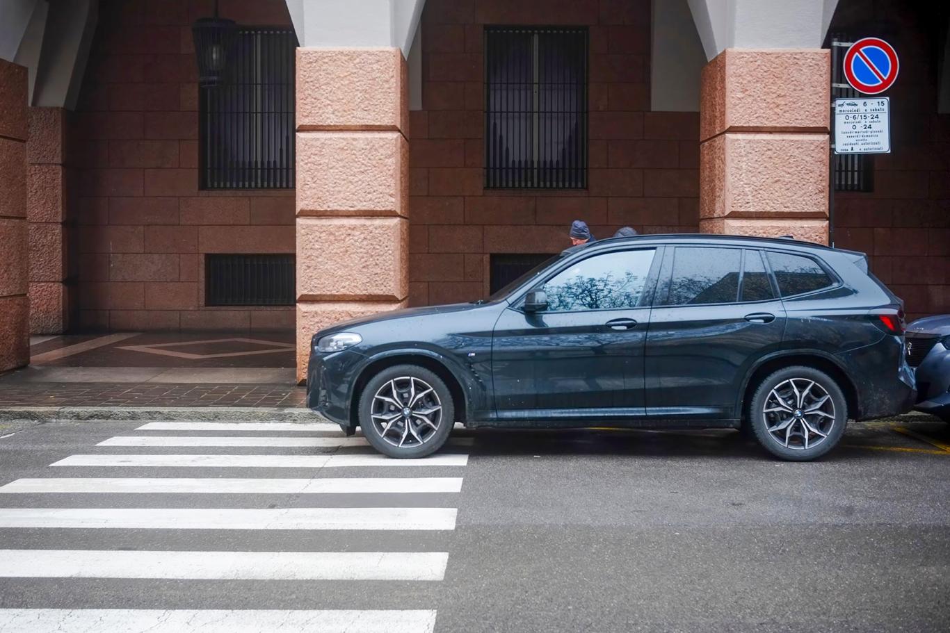 Parkování u/na přechodu pro chodce – Čistý hazard Parkování u/na přechodu pro chodce – Čistý hazard