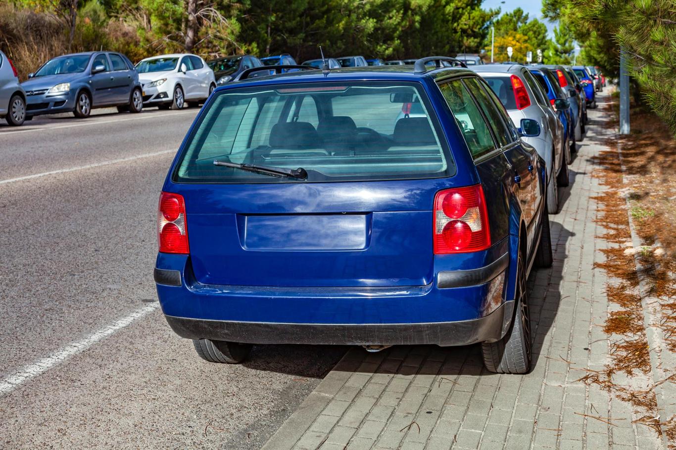 Parkování a chodci – Když auta překáží na chodnících Parkování a chodci – Když auta překáží na chodnících