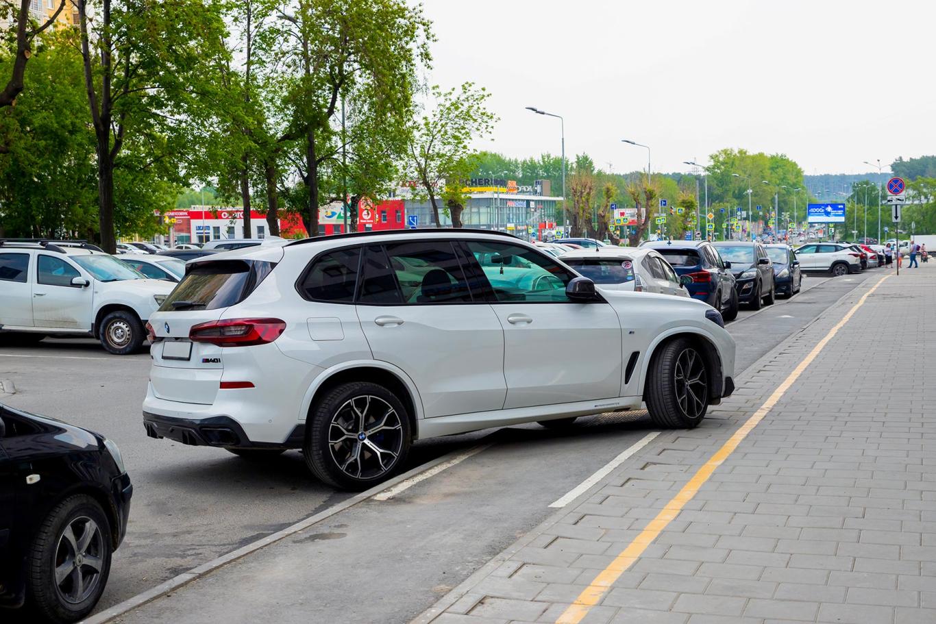 Cyklisté pod tlakem – Nejen auta na silnicích, ale i ta zaparkovaná Cyklisté pod tlakem – Nejen auta na silnicích, ale i ta zaparkovaná