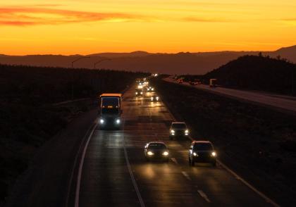 Vyblikávání dálkovými světly: Pravidla, přínosy a rizika Vyblikávání dálkovými světly: Pravidla, přínosy a rizika