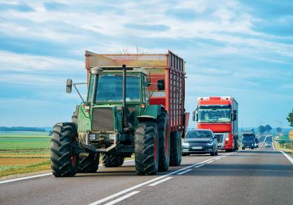 Zemědělská technika na silnicích: Jaké situace hrozí a jak jim předejít Zemědělská technika na silnicích: Jaké situace hrozí a jak jim předejít
