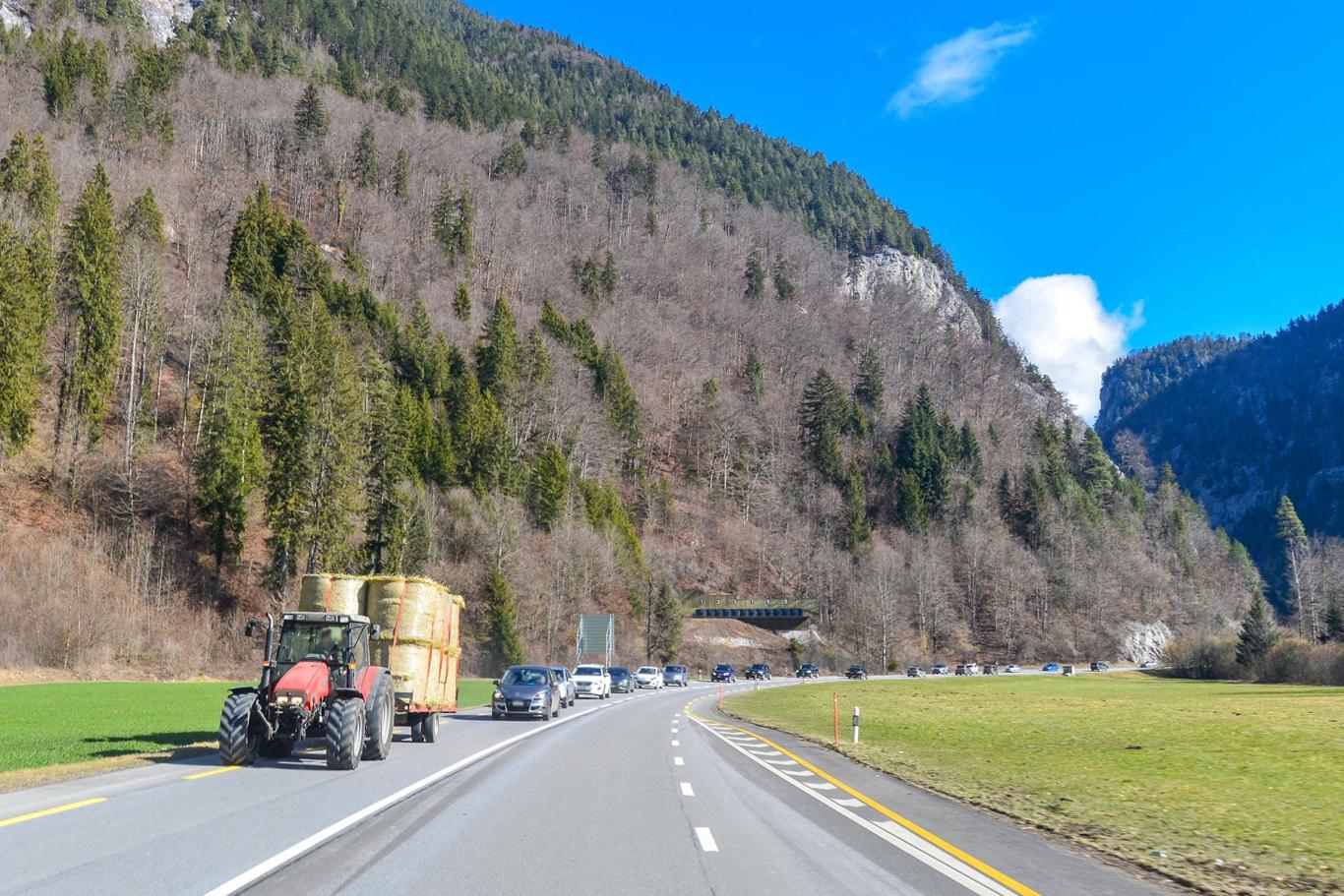 Zemědělská technika na silnicích - Předjetí traktoru, kombajnu apod. Zemědělská technika na silnicích - Předjetí traktoru, kombajnu apod.