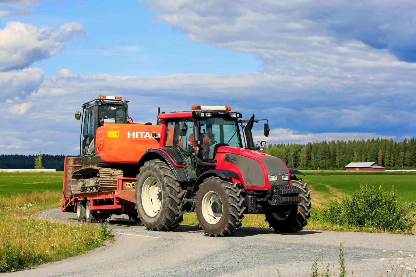 Zemědělská technika na silnicích - Nepoužívání zrcátek a omezená viditelnost Zemědělská technika na silnicích - Nepoužívání zrcátek a omezená viditelnost