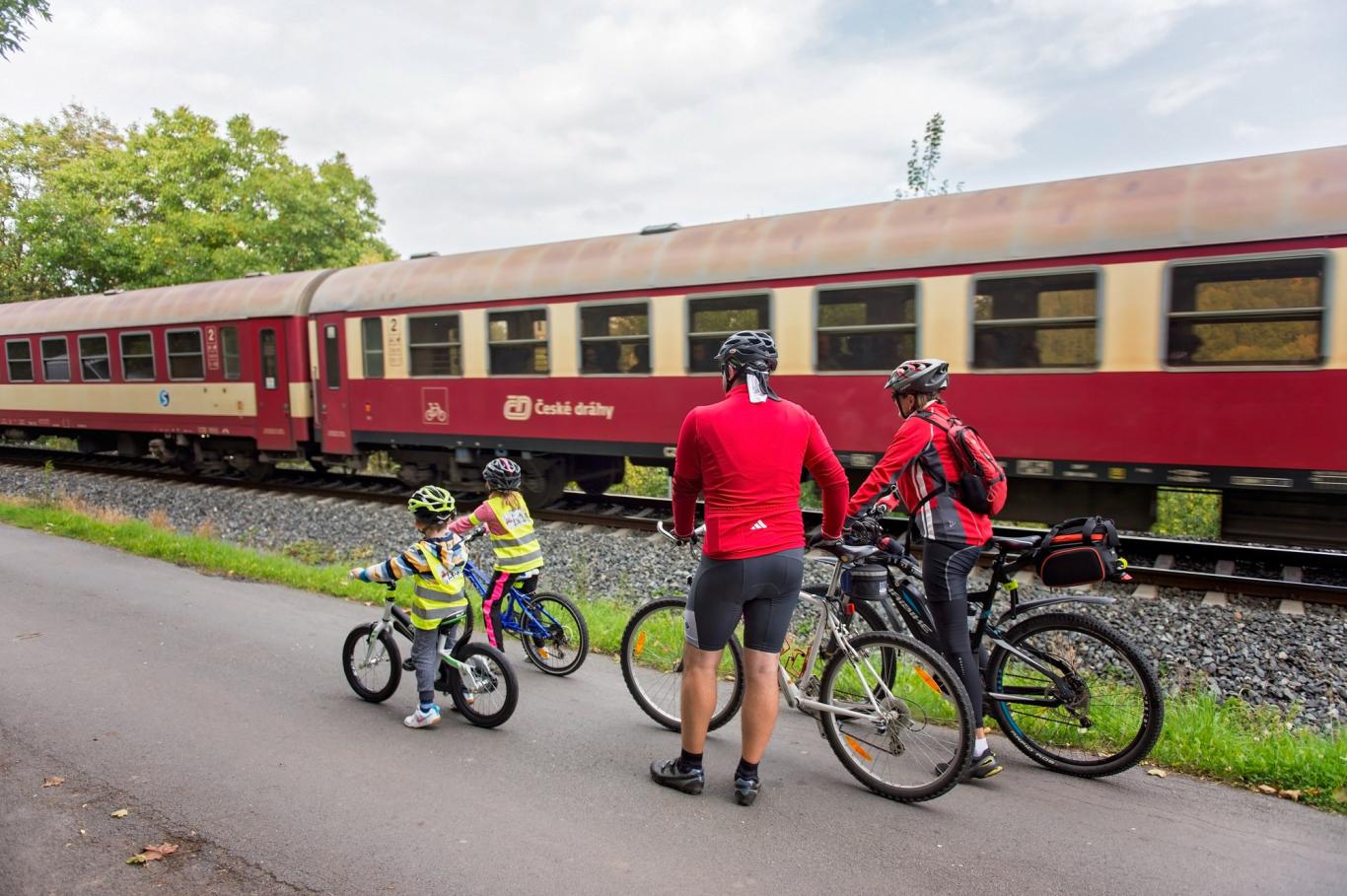 Cyklovýlet - silnice vedle kolejí Cyklovýlet - silnice vedle kolejí