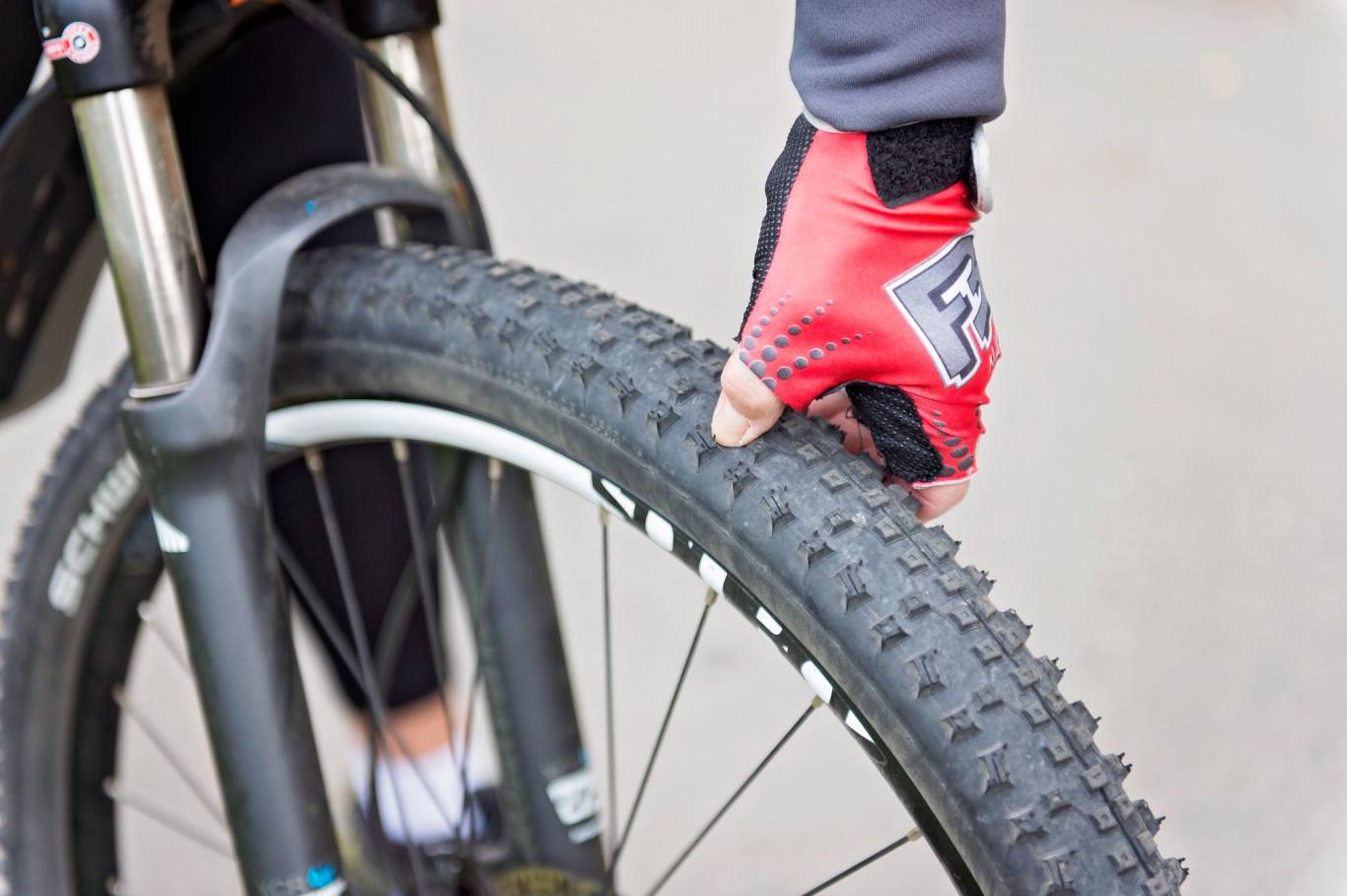 Cyklovýlet - příprava před jízdou - nahuštění pneumatik Cyklovýlet - příprava před jízdou - nahuštění pneumatik