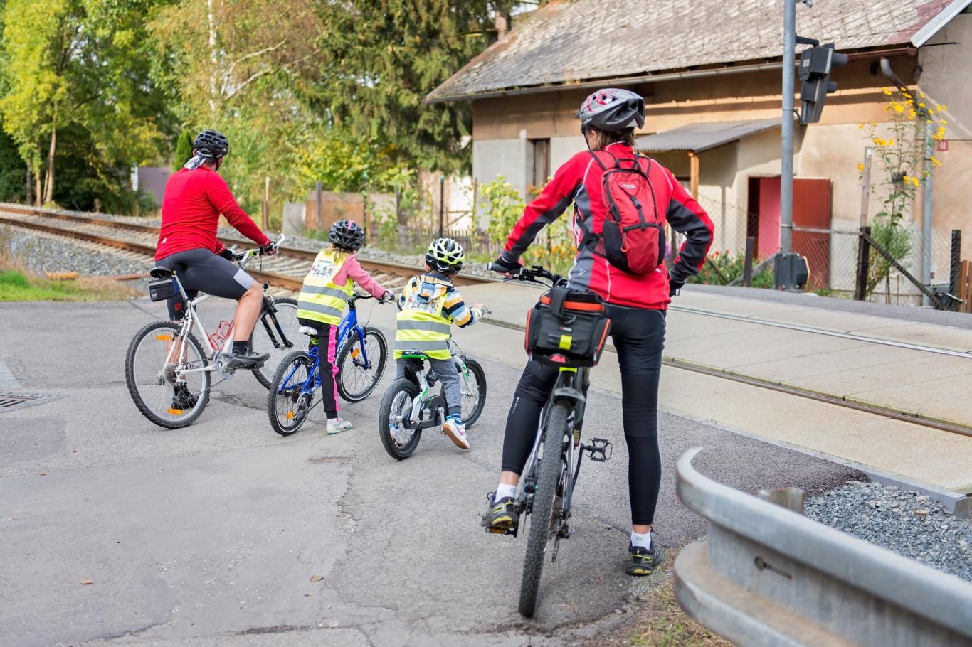 Cyklovýlet - železniční přejezd bez závor Cyklovýlet - železniční přejezd bez závor