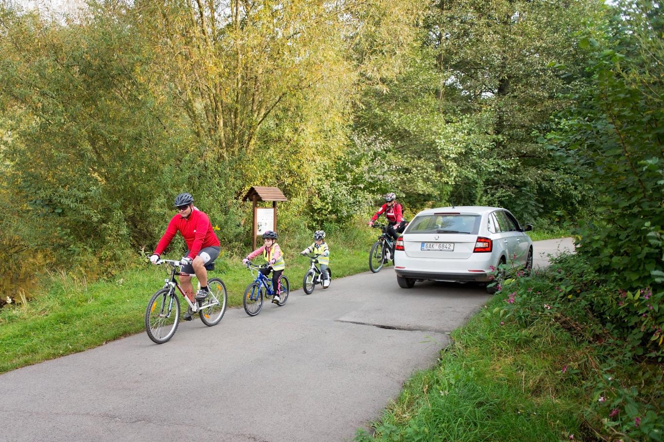 Cyklovýlet - po silnici, protijedoucí auto Cyklovýlet - po silnici, protijedoucí auto