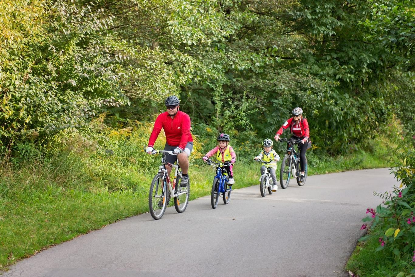 Cyklovýlet - jízda s dětmi v řadě za sebou Cyklovýlet - jízda s dětmi v řadě za sebou
