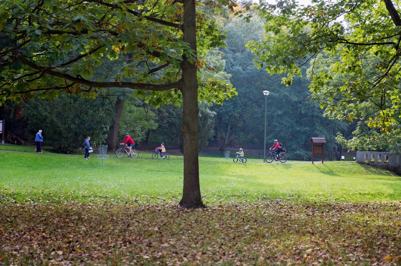 Cyklovýlet - jízda v parku Cyklovýlet - jízda v parku