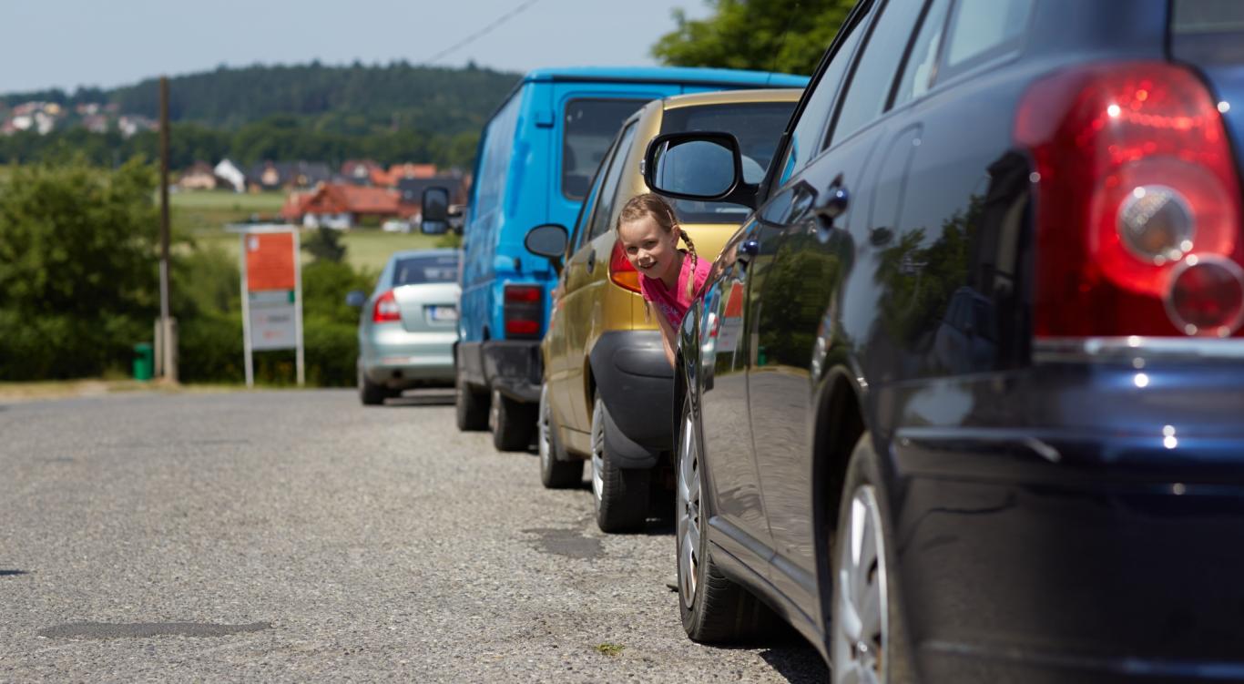Cesta do školy - přecházení mezi zaparkovanými auty Cesta do školy - přecházení mezi zaparkovanými auty