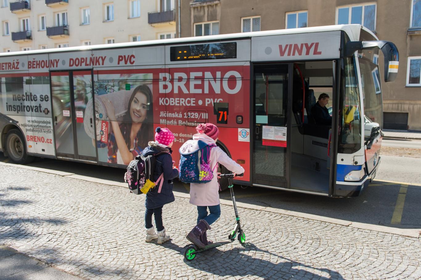 Nastupování do autobusu Nastupování do autobusu