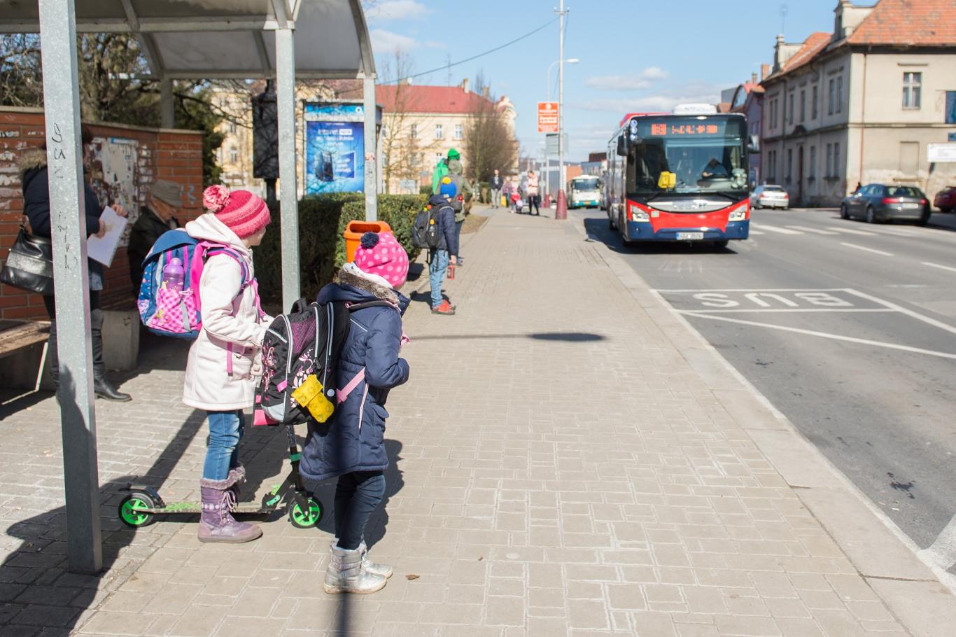 Bezpečné stání na zastávce Bezpečné stání na zastávce