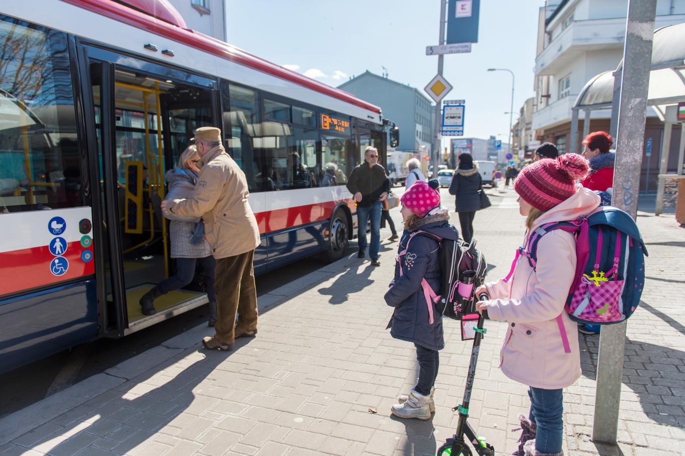 Vystupování z autobusu Vystupování z autobusu
