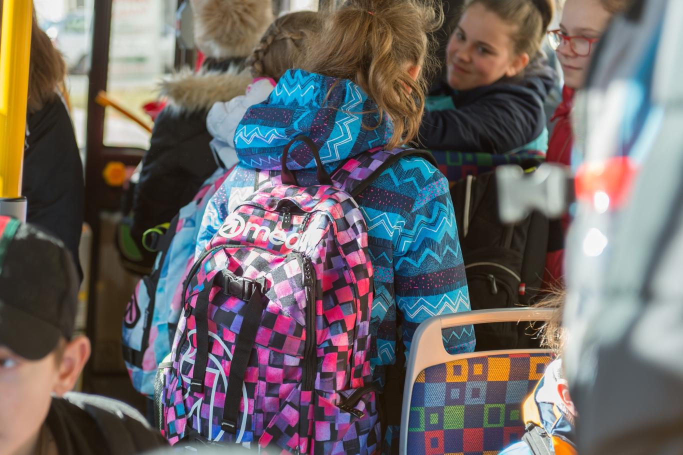 Batoh musíme sundat ze zad Batoh musíme sundat ze zad