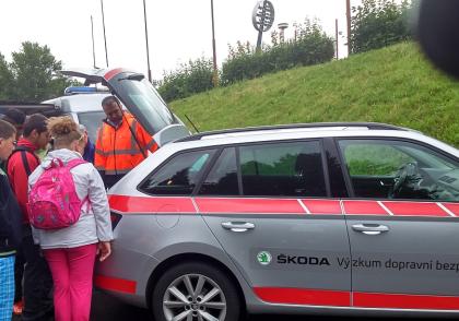 Další akce v rámci spolupráce týmu Výzkumu dopravní bezpečnosti Škoda Auto a policie ČR se uskutečnila na konci června v Hradci Králové Další akce v rámci spolupráce týmu Výzkumu dopravní bezpečnosti Škoda Auto a policie ČR se uskutečnila na konci června v Hradci Králové