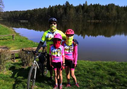 Přilba na kole je důležitá i pro dospělé Přilba na kole je důležitá i pro dospělé